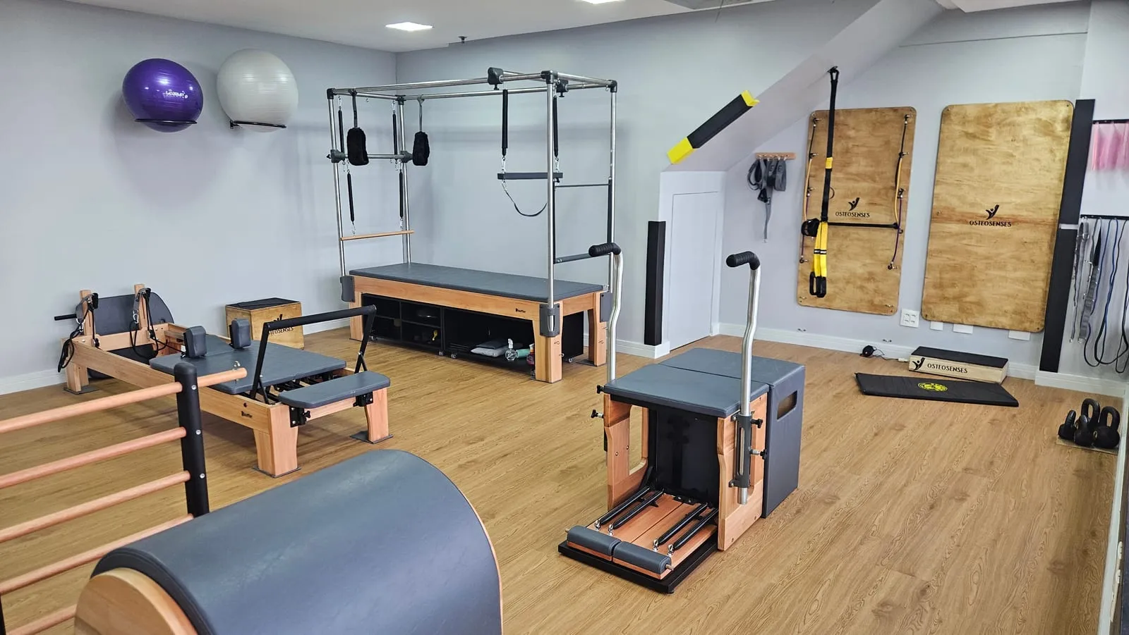 Aparelhos de Pilates clínico — reformer, cadillac e chair
