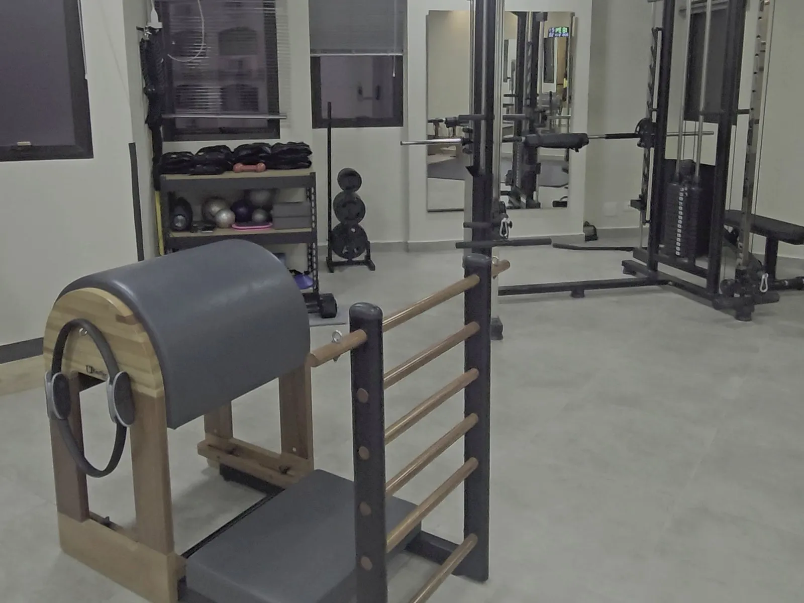 Estúdio de Pilates da unidade Gonzaga, com barrel, espaldar e estação de musculação
